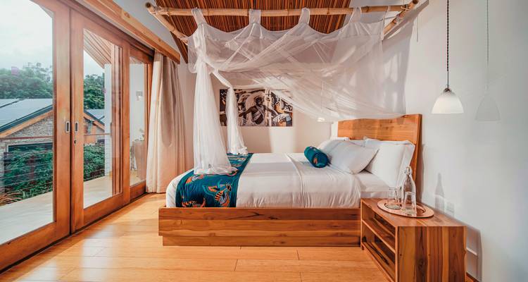 Elegante dormitorio con cama con dosel y decoración de madera.