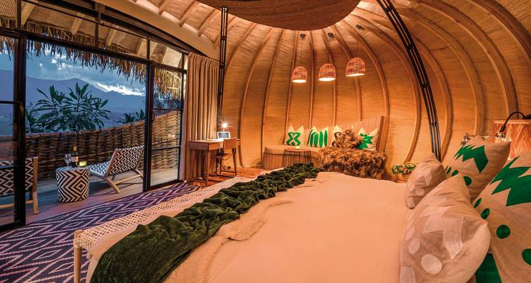 Modernes Suite-Interieur mit Außenblick vom Balkon.