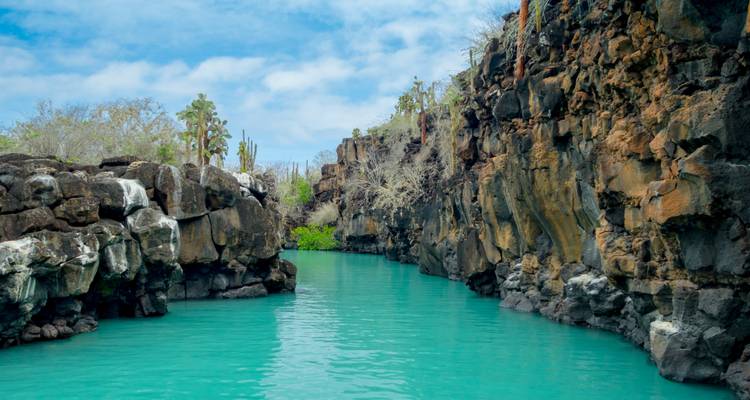 Ein türkisfarbener Wasserkanal mit felsigen Klippen.