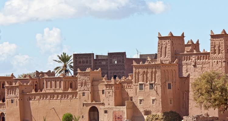 Close-upfoto van prachtig uitgewerkte adobetorens en muren van een traditionele kasbah