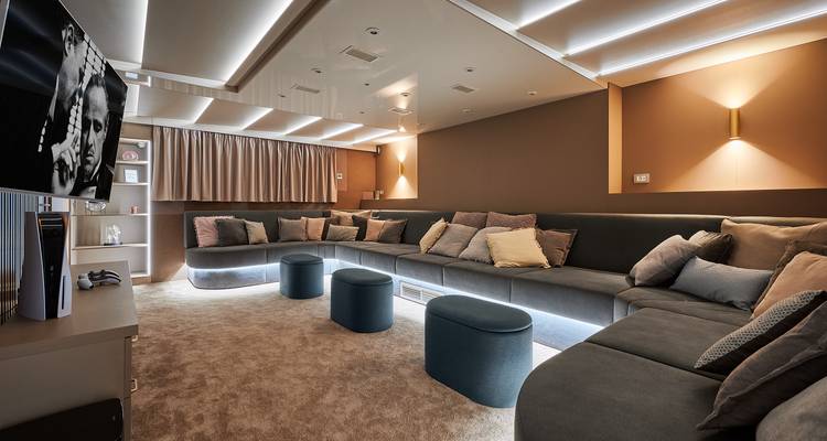 Intérieur d'un salon de yacht confortable avec des sièges.