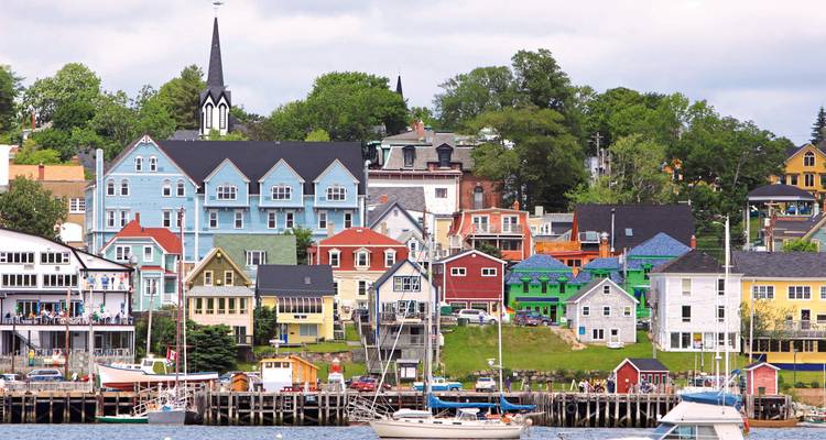 Une vue sur le front de mer avec des maisons colorées à Lunenburg.