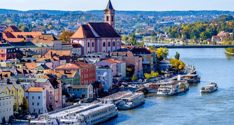 Ciudad de Passau a lo largo del río con edificios coloridos