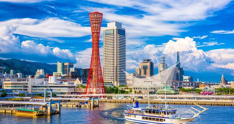 Hafen von Kobe mit dem Kobe Port Tower und einem Kreuzfahrtschiff.