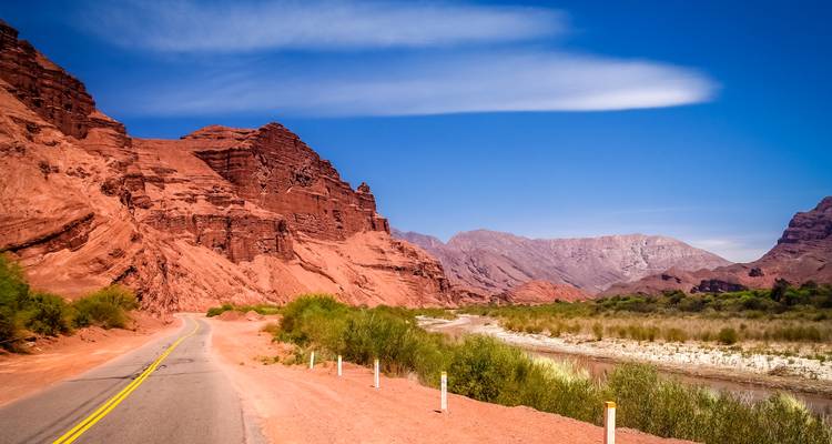 Rode rotsformaties met een schilderachtige weg.