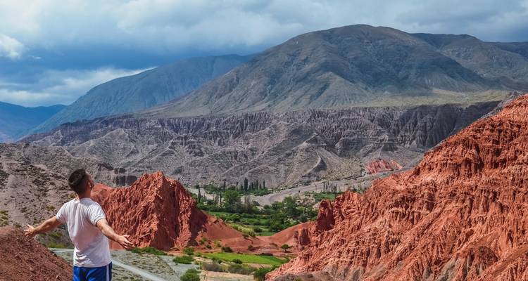 Persoon die het rotsachtige, kleurrijke landschap bewondert.