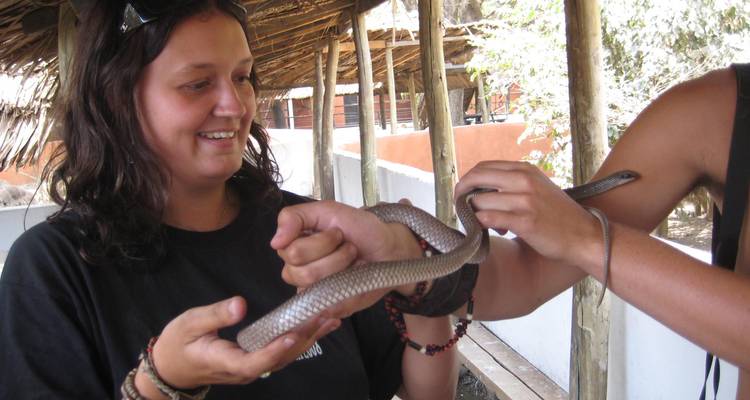 Mensen die een slang vasthouden in een natuurcentrum