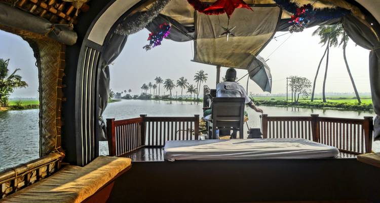 Malerische Aussicht aus dem Inneren eines Bootes auf einem ruhigen Fluss.