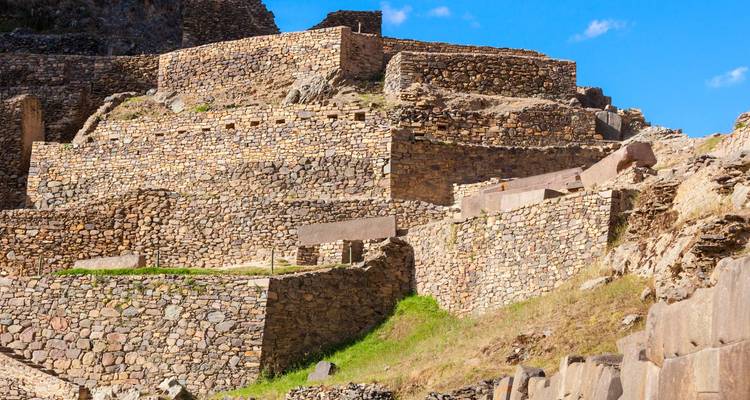 Massieve stenen terrassen van een Inca-fort die in het felle zonlicht liggen te zonnebaden.