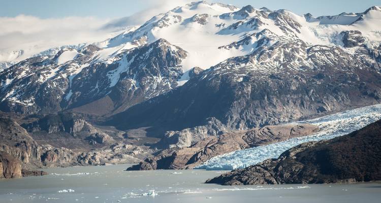 Berglandschap met een gletsjer en een meer op de voorgrond.