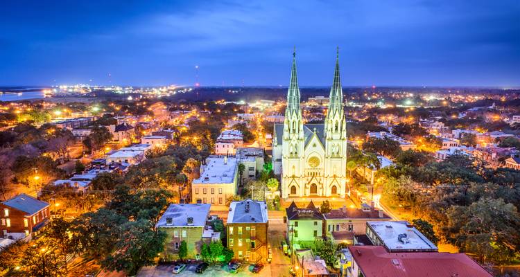 Luftaufnahme von Savannah mit einer Kathedrale.