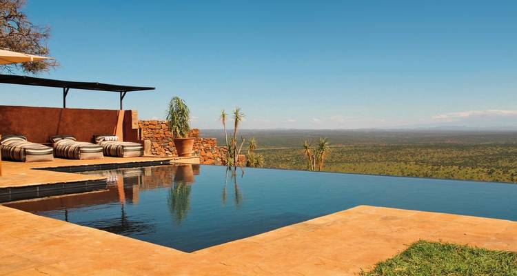 Piscine à débordement avec vue sur le paysage de savane