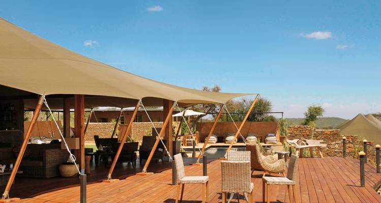 Espace de détente extérieur avec terrasse en bois