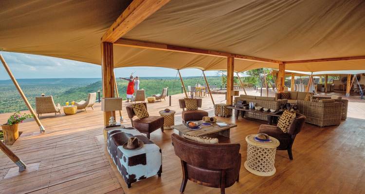 Zone extérieure spacieuse avec sièges et vues