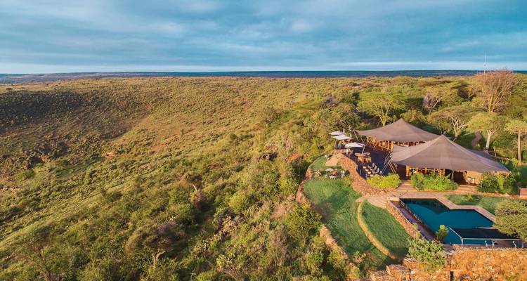 Vue aérienne du lodge entouré d'un vaste paysage