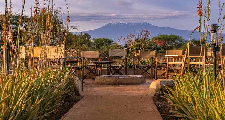 Malerischer Blick auf Stühle mit Blick auf den Kilimandscharo.