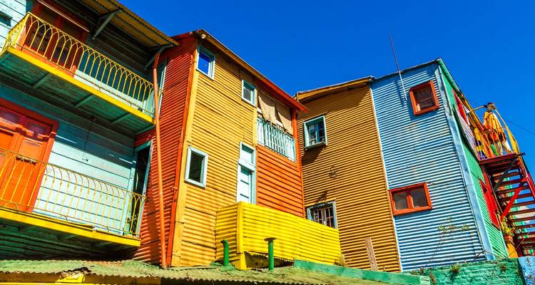 Des maisons en tôle ondulée aux couleurs vives sous un ciel dégagé à La Boca, Buenos Aires.