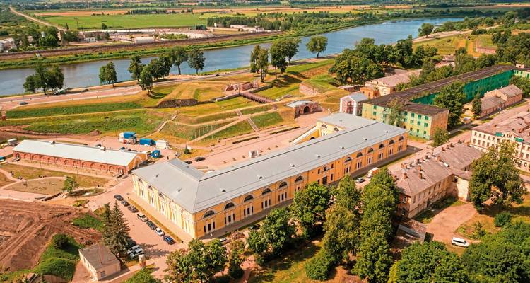 Luchtfoto van een rivierlandschap met een gebouwencomplex.