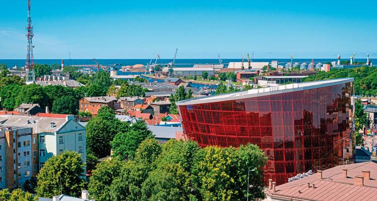 Modern architectonisch gebouw in een stadslandschap.