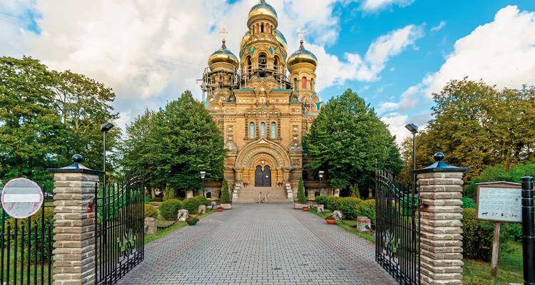 Orthodoxe kerk met meerdere koepels in een groene omgeving.