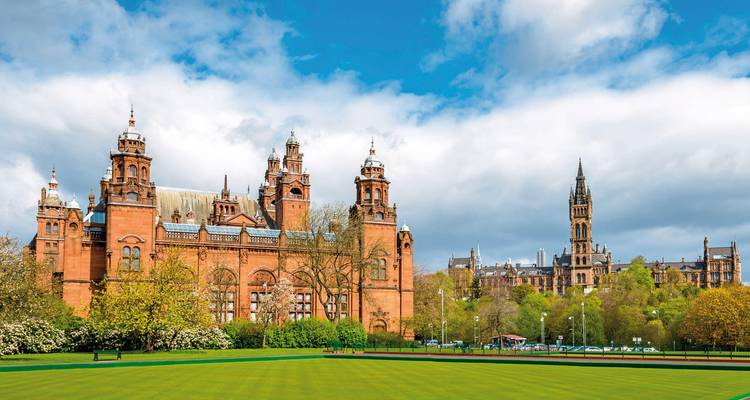 Un gran edificio de museo en un entorno de parque.