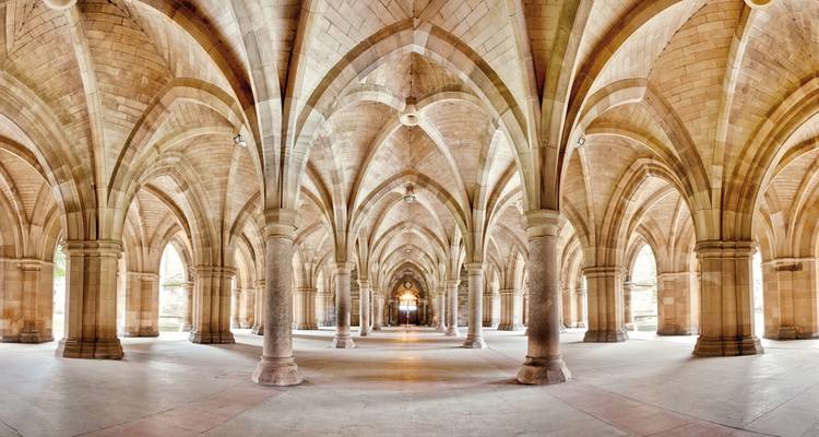 Una vista interior de una catedral gótica medieval.