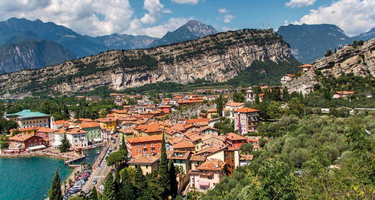 Kleurrijke stad aan het meer met bergachtige achtergrond.