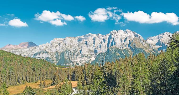 Uitgestrekte bergketen onder een strakblauwe hemel.