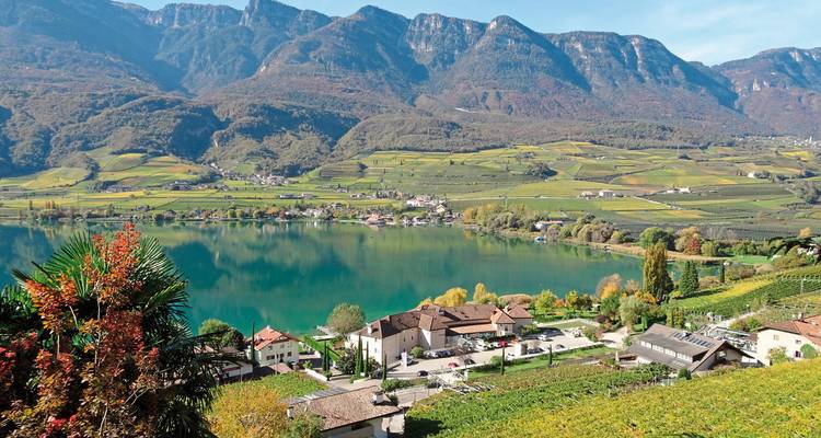 Schilderachtig uitzicht op een meer omringd door bergen en wijngaarden.