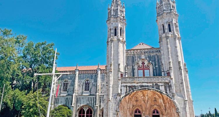 Historisches Gebäude in Lissabon mit kunstvollen architektonischen Details.