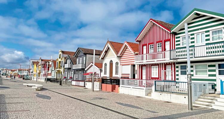 Bunte gestreifte Häuser in Aveiro am Wasser.
