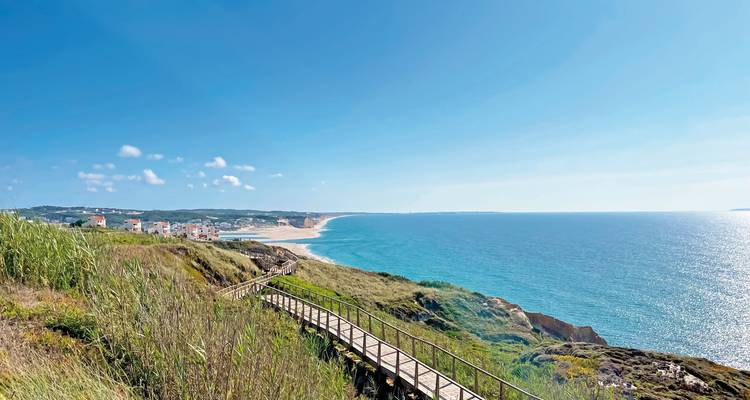 Weitläufiger Küstenblick mit Sandstränden and einem ruhigen Meer.