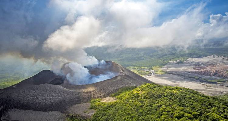 Ein aktiver Vulkan mit Rauch, der aus dem Krater aufsteigt.