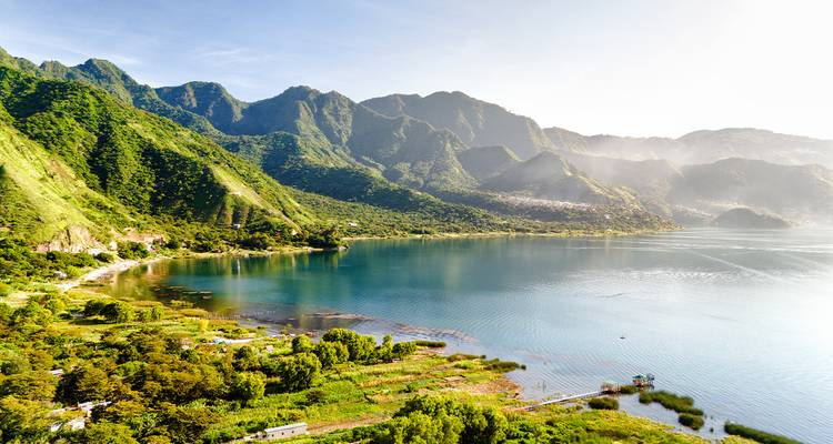 Hermoso lago con montañas circundantes bajo un cielo despejado.