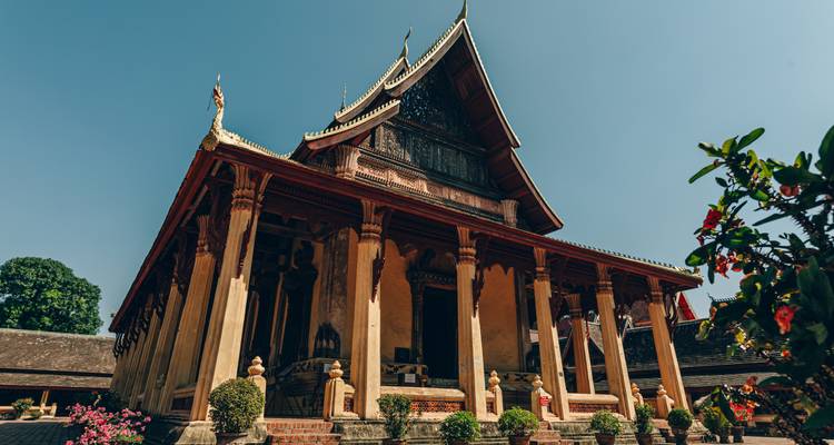 Tempel met traditionele architecturale elementen in helder zonlicht.
