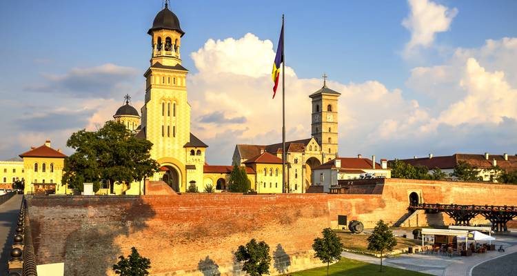 Historische Festung mit einem großen Innenhof und Uhrenturm.