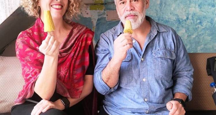 Zwei Personen sitzen und genießen Eis in einer ungezwungenen Umgebung.