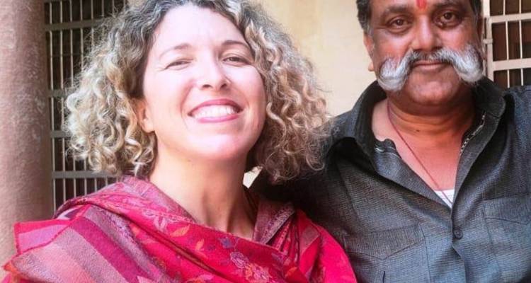 Eine Frau und ein Mann in traditioneller Kleidung lächelnd.