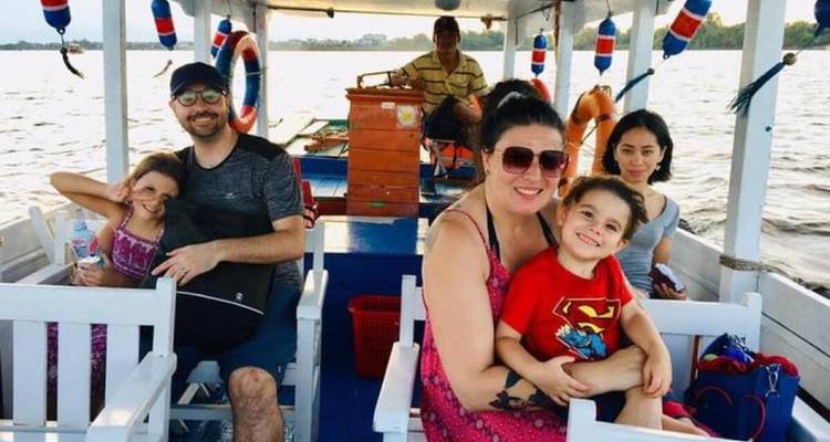 Famille en voyage en bateau dans un cadre aquatique pittoresque.
