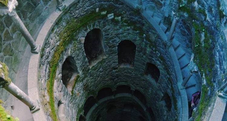 Spiraler Steinbrunnen mit geschnitzten Details.