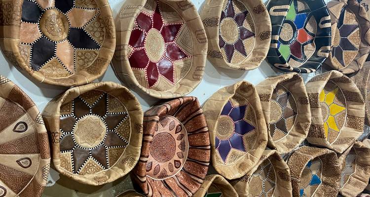 Bunte Sammlung traditioneller marokkanischer Lederwaren.