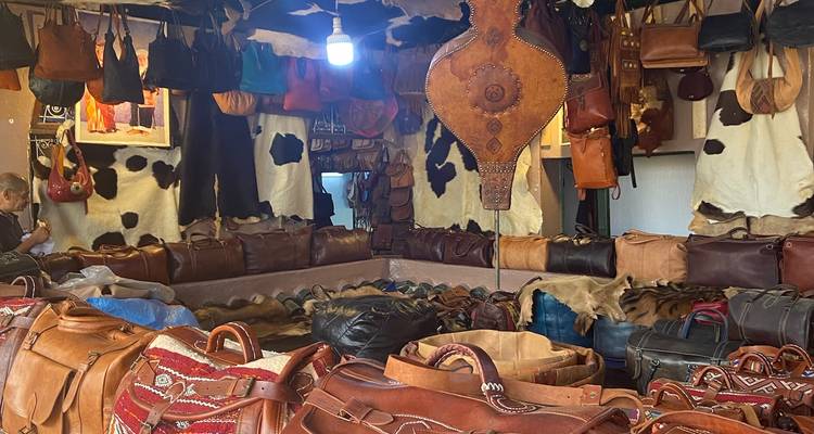 Lederladen mit verschiedenen Taschen und Produkten in der Auslage.