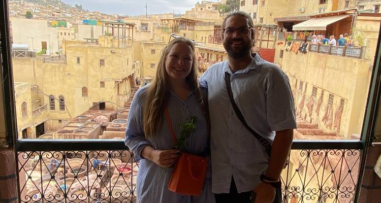 Touristen posieren vor einer Gerberei in Marokko.