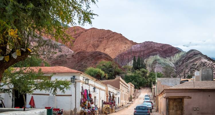 Straße in Humahuaca mit Bergen im Hintergrund.