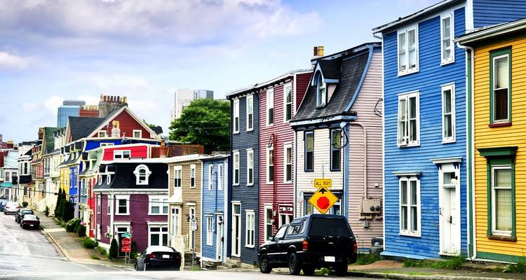 Una fila de casas de madera de colores vivos bordea una calle inclinada en St. John's.
