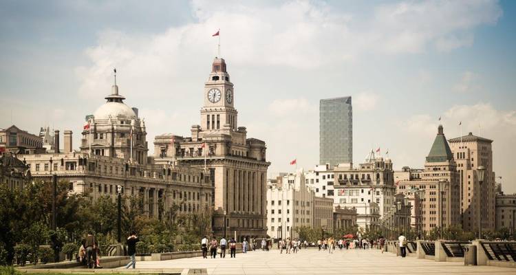 Historische gebouwen en mensen die wandelen in een stad.