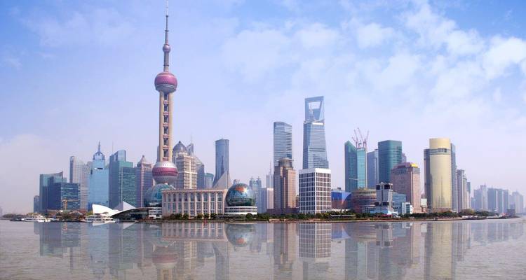 Stadsgezicht met moderne wolkenkrabbers weerspiegeld in het water.