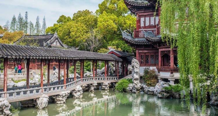 Traditionele Chinese tuin met pagodes en waterelementen.