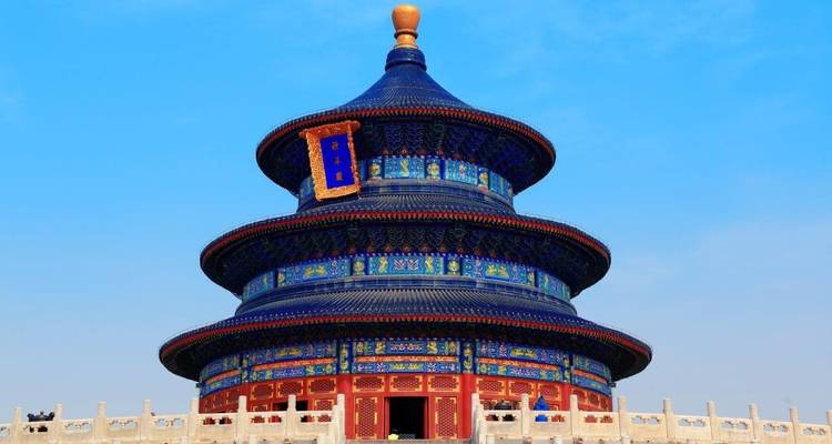 Traditionele Chinese tempel met ingewikkelde blauwe en rode architectuur.