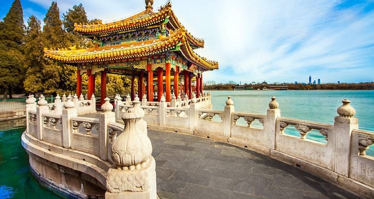 Dekorativer Pavillon neben einem ruhigen See in einem Park.